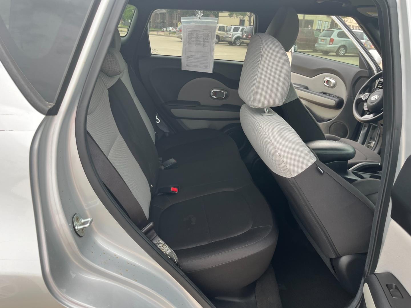 2016 SILVER /black Kia Soul Base 6A (KNDJN2A28G7) with an 1.6L L4 DOHC 16V engine, 6A transmission, located at 14700 Tomball Parkway 249, Houston, TX, 77086, (281) 444-2200, 29.928619, -95.504074 - Photo#12